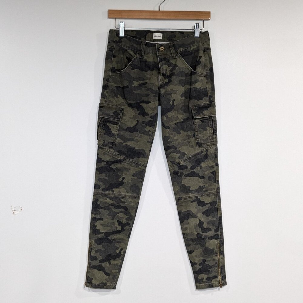 BNWT Sneak Peek Camo Cargo Skinny Jeans with Zipper Cuffs Green Size 3